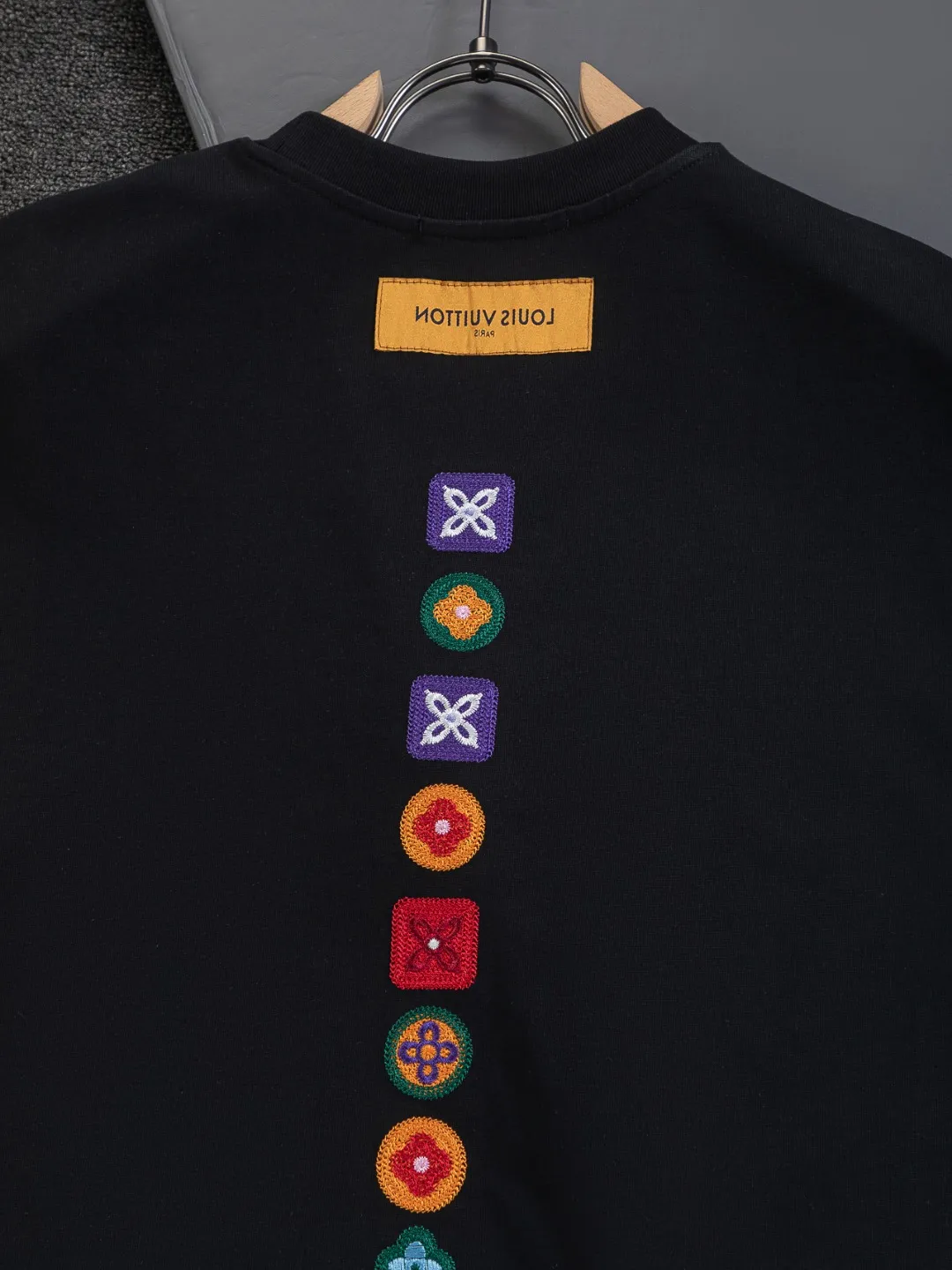 🅿️190 Louis Vuitton 1V LV lv micro-wide version S-XL LV 26ss new products are available at the counter simultaneously. Multiple craftsmanship. Colorful 🍀four-leaf clover🪡embroidery on the chest. Straight color four-leaf clover🍀🪡embroidered logo on the back. Round neck short-sleeved T-shirt, same style for men and women! Consigned to one-to-one creation. Synchronized with the official website, pure cotton fabrics at the counter! It is close to the skin and comfortable, durable and easy to wear. It has a classic and simple logo design and meticulous original craftsmanship. Short-sleeves, a must-have item for men, do not appear to be the same for the general public, but must be unique and eye-catching. This LV short-sleeve is all about quality, comfort, the same shape and fashion as always, including fabrics and cutting techniques. All of them have been made with great effort! 320 grams of washed pure cotton fabric, pure cotton is breathable, very refreshing and comfortable for daily wear. The rib knitting on the neckline is smooth and tight, and the neckline will not be skewed if you toss it at will. The loose version, you will find that it looks really good on the upper body. The overall is minimalist and neat, super versatile for daily use! Pair it casually with a pair of pants for a youthful look. A T-shirt will make your outfit crazy. It is a fashionable item that can never go wrong! Color: Black White Size: S-XL Size chart: S: Shoulder width 50-Bust 56-Length 70 M: Shoulder width 52-Bust 57-Length 72 L: Shoulder width 54-Bust 59-Length 74 XL: Shoulder width 56-Bust 62-Length 76